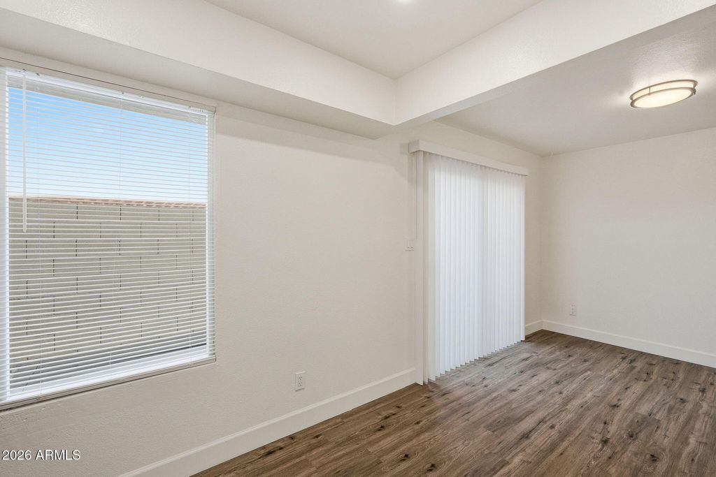 Image 9 of property listing at 3840 N 43RD Avenue 48, Phoenix, AZ 85031