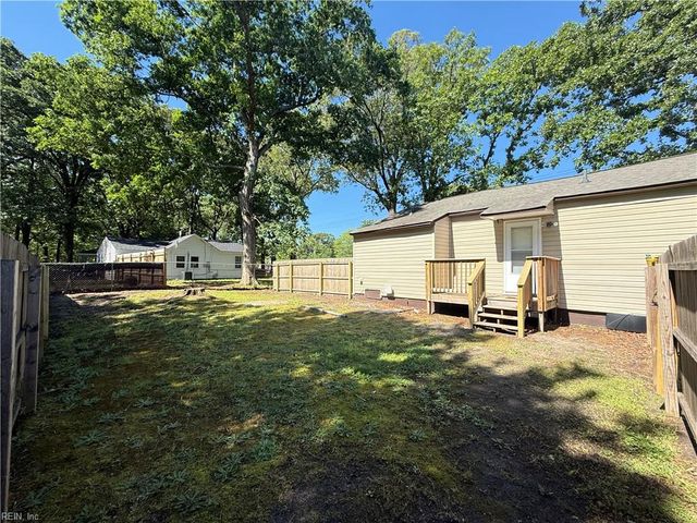 933 Michael DR, Chesapeake, VA 23323