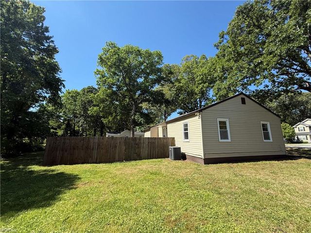 933 Michael DR, Chesapeake, VA 23323
