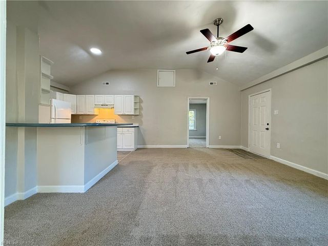 933 Michael DR, Chesapeake, VA 23323