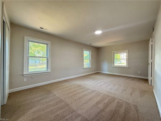 933 Michael DR, Chesapeake, VA 23323