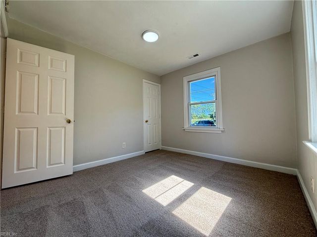 933 Michael DR, Chesapeake, VA 23323