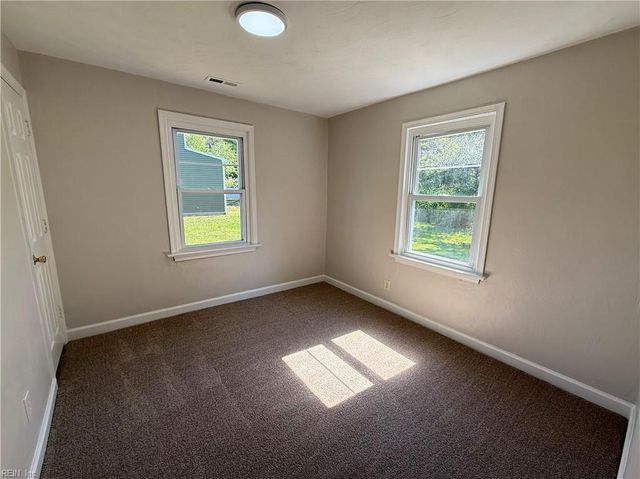 933 Michael DR, Chesapeake, VA 23323