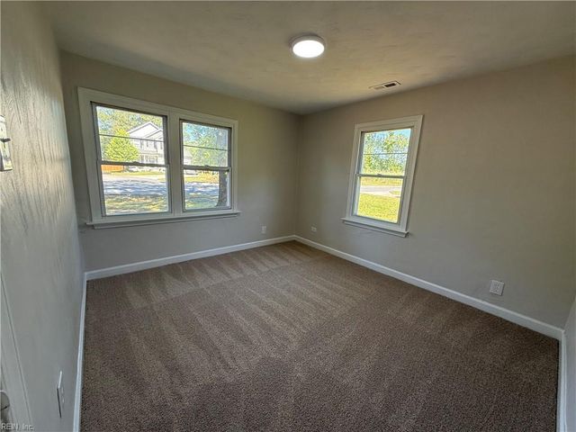 933 Michael DR, Chesapeake, VA 23323