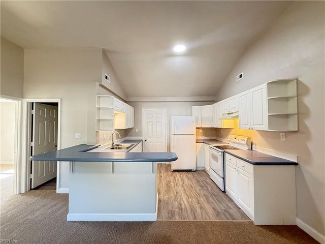 933 Michael DR, Chesapeake, VA 23323