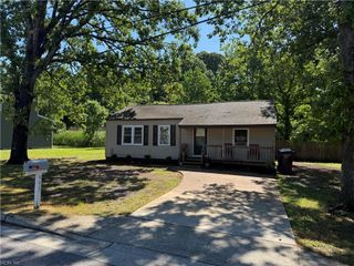 933 Michael DR, Chesapeake, VA 23323