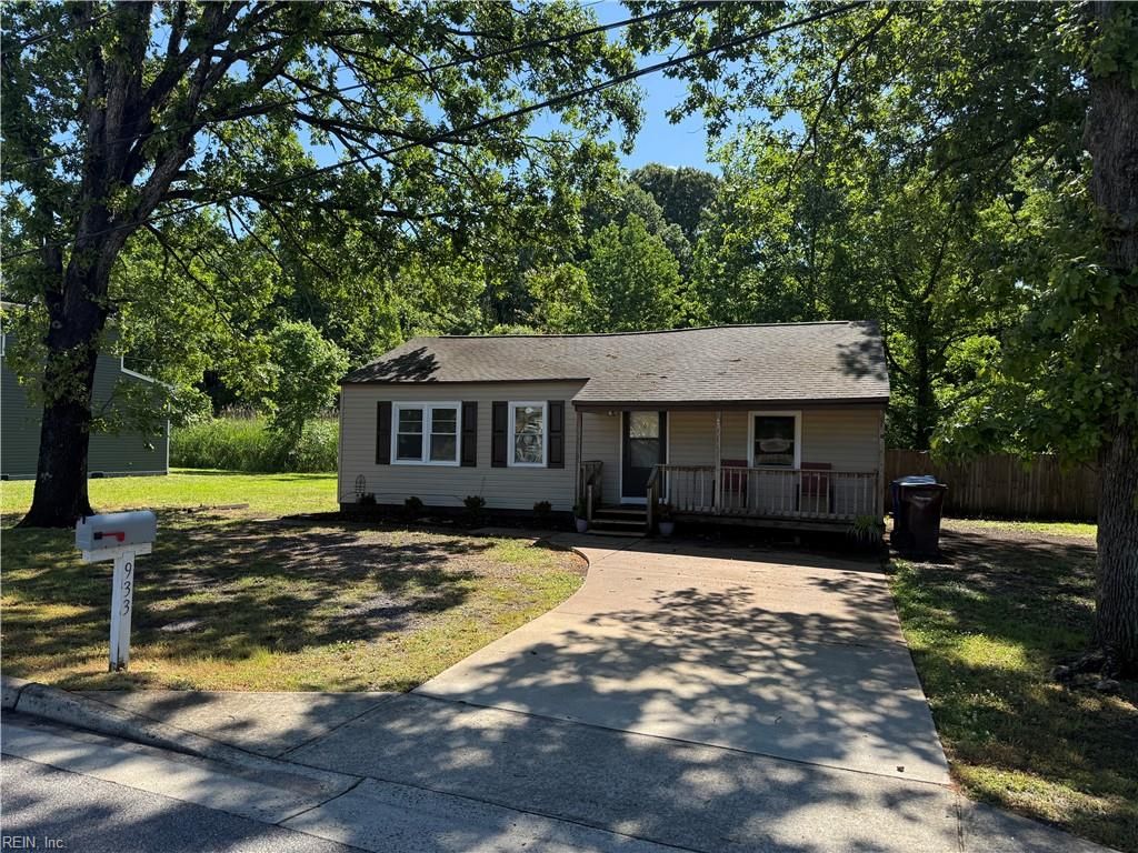 933 Michael DR, Chesapeake, VA 23323