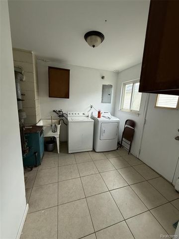 8412 Stephens Road, Warren, MI 48089