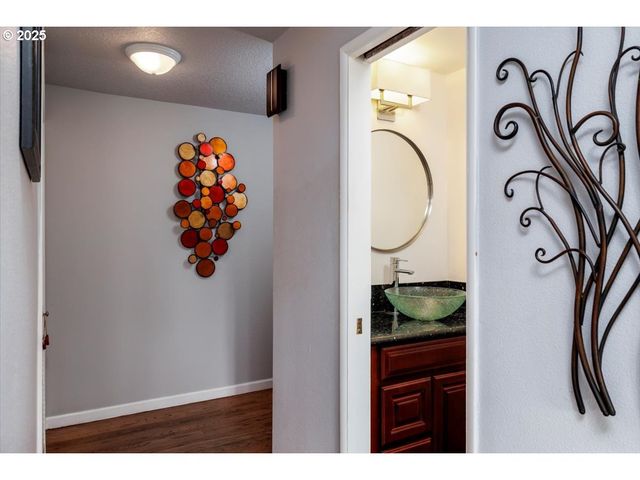 4905 Nw KAHNEETA Ct, Portland, OR 97229