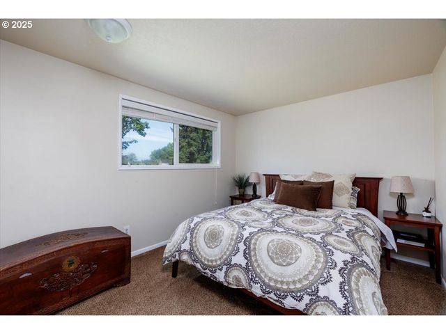 4905 Nw KAHNEETA Ct, Portland, OR 97229