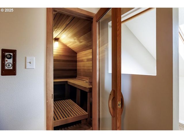 4905 Nw KAHNEETA Ct, Portland, OR 97229