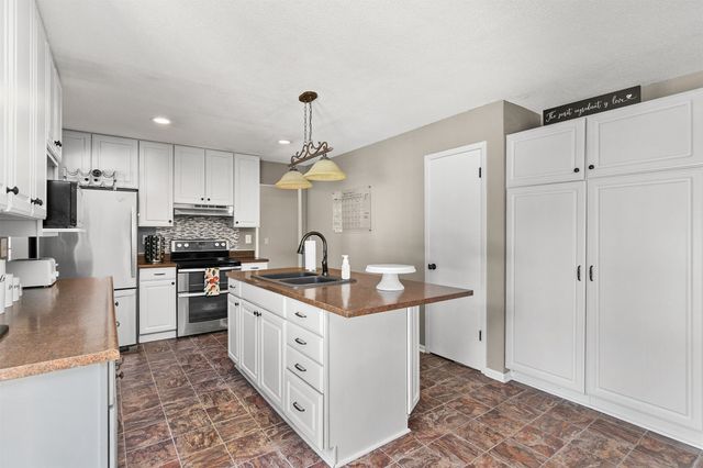 217 Jordan Drive, West Des Moines, IA 50265