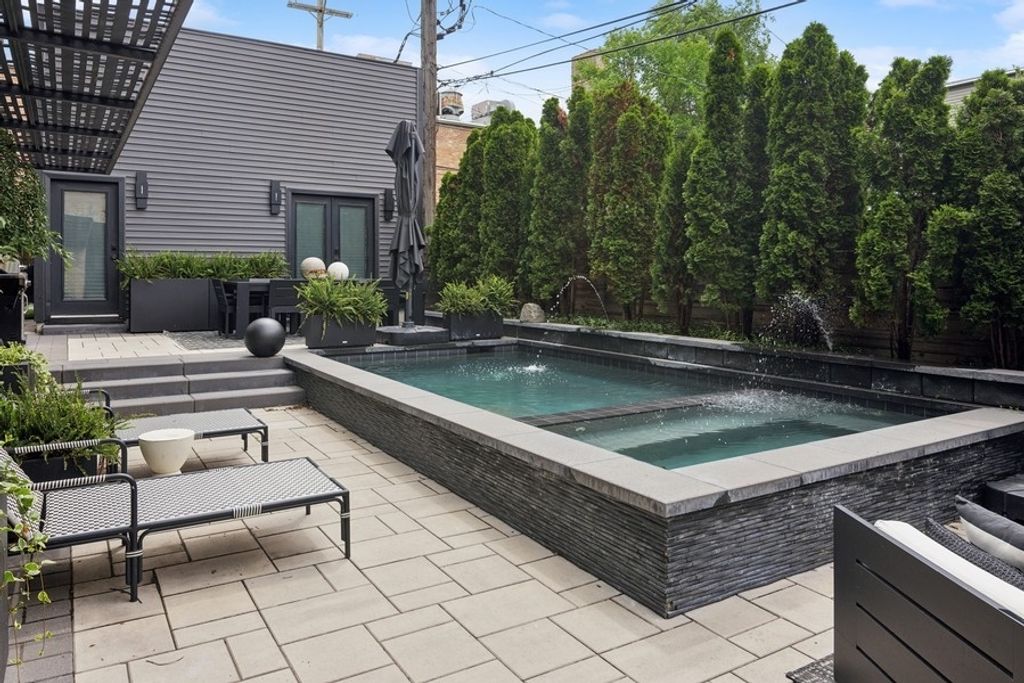 Image 2 of property listing at 5415 N Ashland Avenue, Chicago, IL 60640