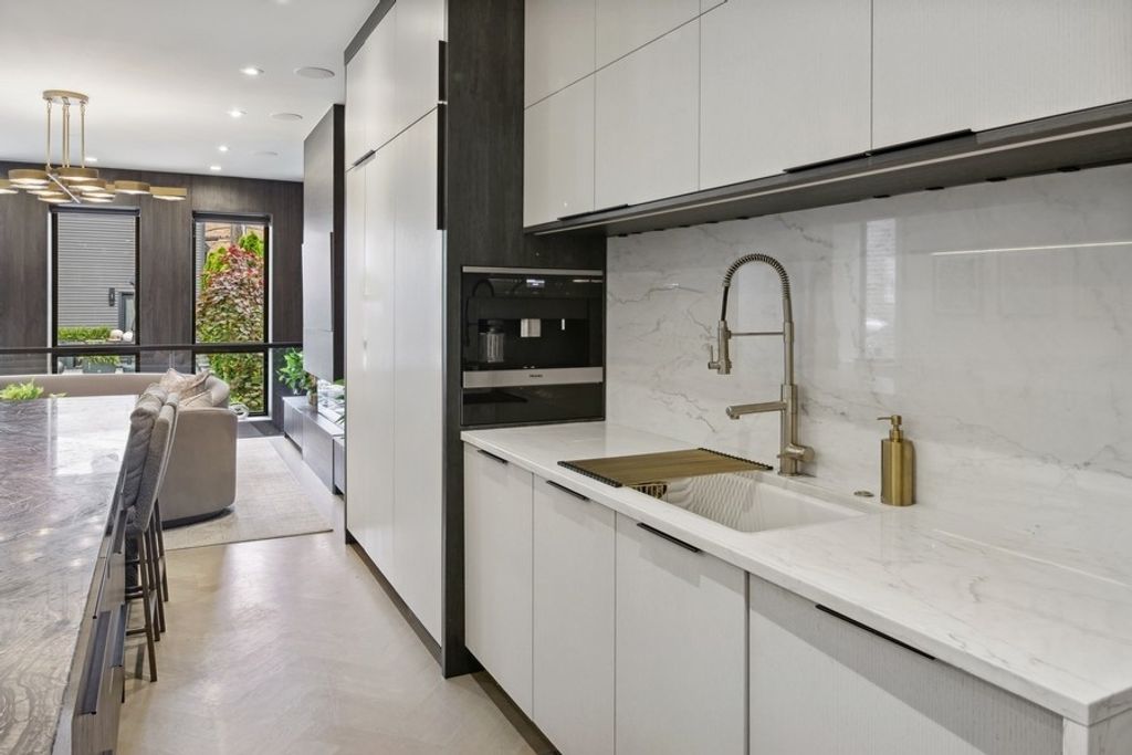 Image 12 of property listing at 5415 N Ashland Avenue, Chicago, IL 60640