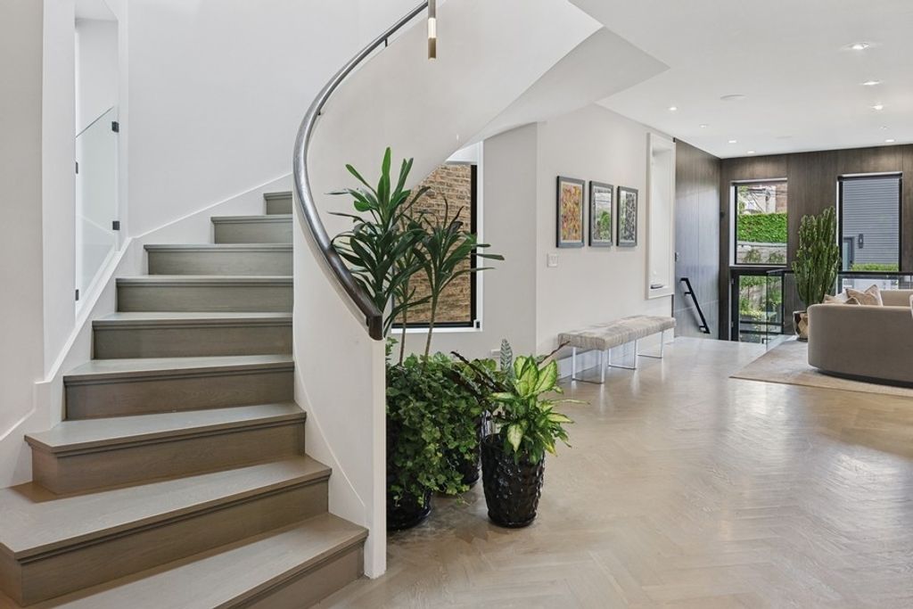 Image 14 of property listing at 5415 N Ashland Avenue, Chicago, IL 60640