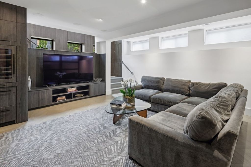 Image 24 of property listing at 5415 N Ashland Avenue, Chicago, IL 60640