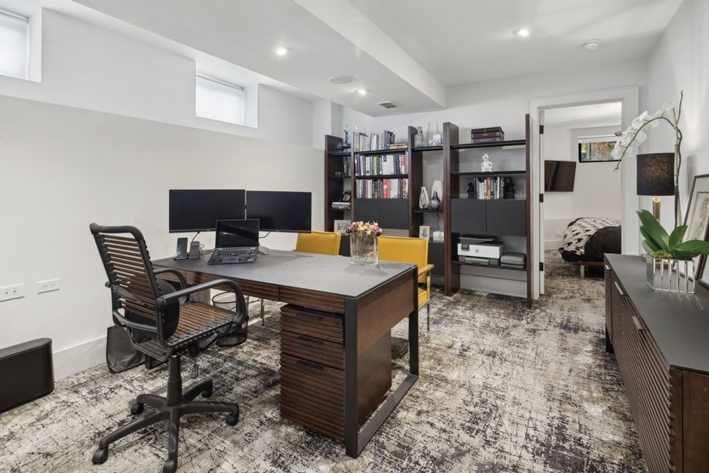 Image 29 of property listing at 5415 N Ashland Avenue, Chicago, IL 60640
