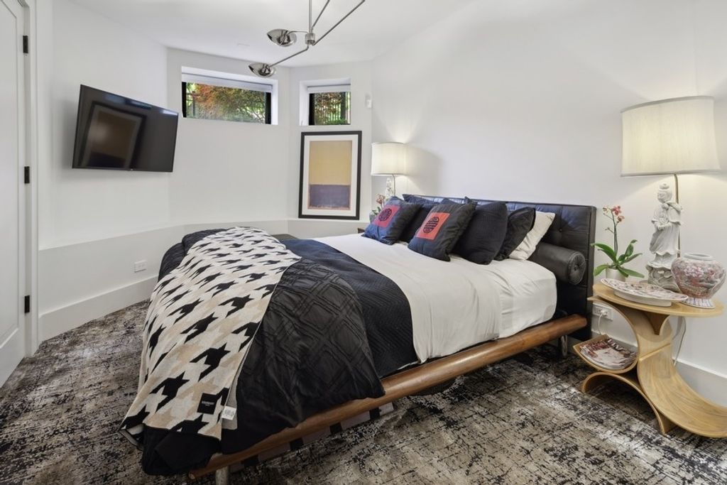 Image 30 of property listing at 5415 N Ashland Avenue, Chicago, IL 60640