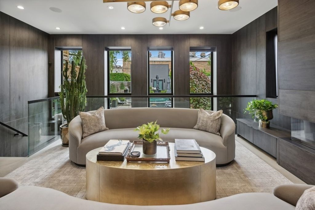 Image 4 of property listing at 5415 N Ashland Avenue, Chicago, IL 60640
