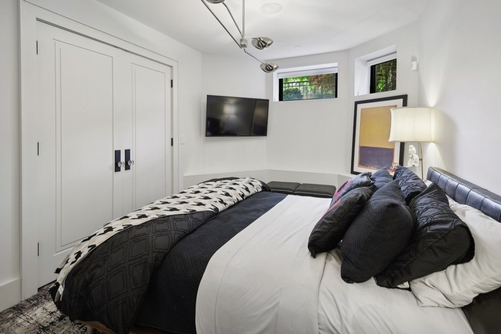 Image 31 of property listing at 5415 N Ashland Avenue, Chicago, IL 60640
