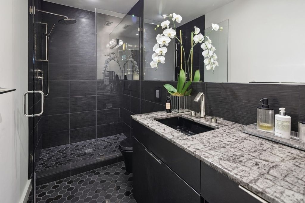 Image 32 of property listing at 5415 N Ashland Avenue, Chicago, IL 60640