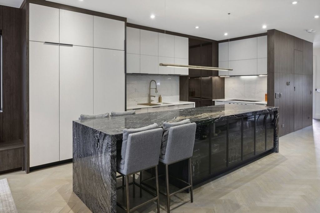 Image 8 of property listing at 5415 N Ashland Avenue, Chicago, IL 60640
