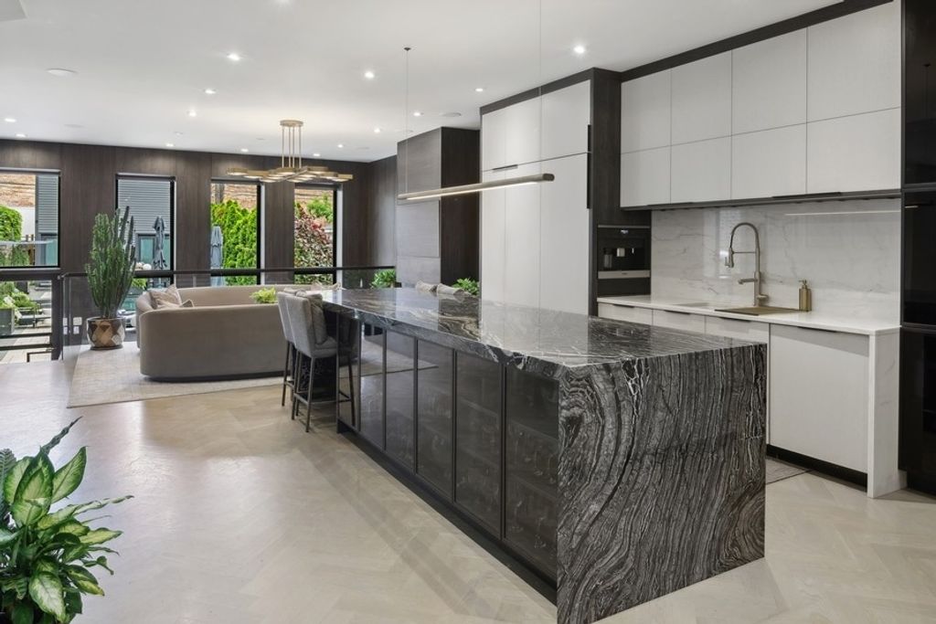 Image 10 of property listing at 5415 N Ashland Avenue, Chicago, IL 60640