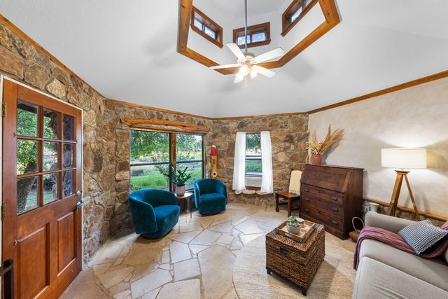 7689 Delwau LN, Austin, TX 78725