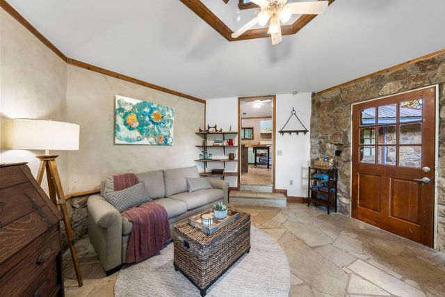 7689 Delwau LN, Austin, TX 78725