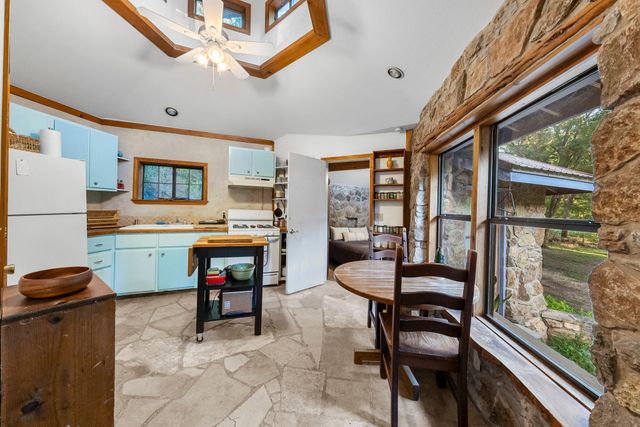 7689 Delwau LN, Austin, TX 78725