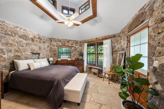 7689 Delwau LN, Austin, TX 78725