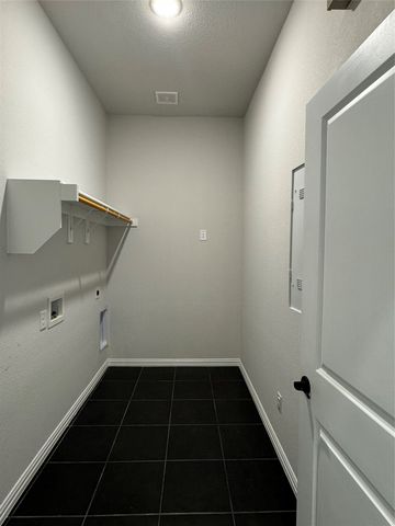 115 Bowling Green Avenue, Red Oak, TX 75154