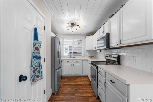 2710 Lakeridge, Wixom, MI 48393