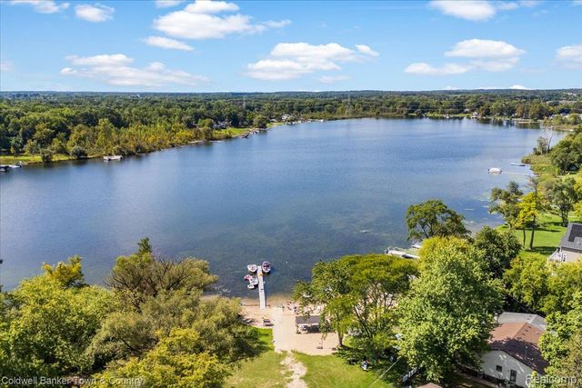 2710 Lakeridge, Wixom, MI 48393