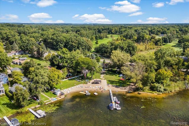 2710 Lakeridge, Wixom, MI 48393