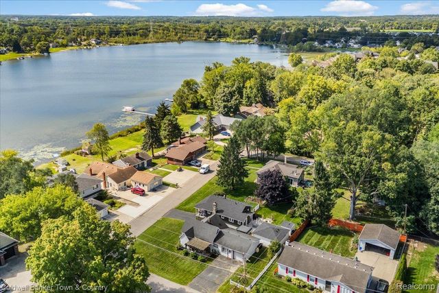 2710 Lakeridge, Wixom, MI 48393
