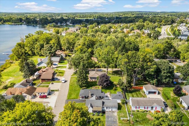 2710 Lakeridge, Wixom, MI 48393