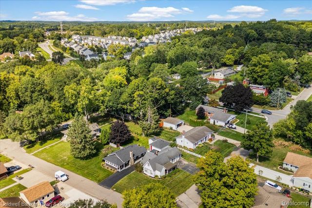 2710 Lakeridge, Wixom, MI 48393