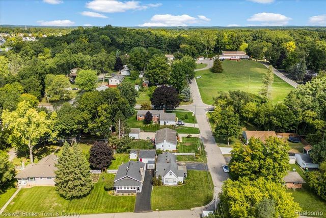 2710 Lakeridge, Wixom, MI 48393