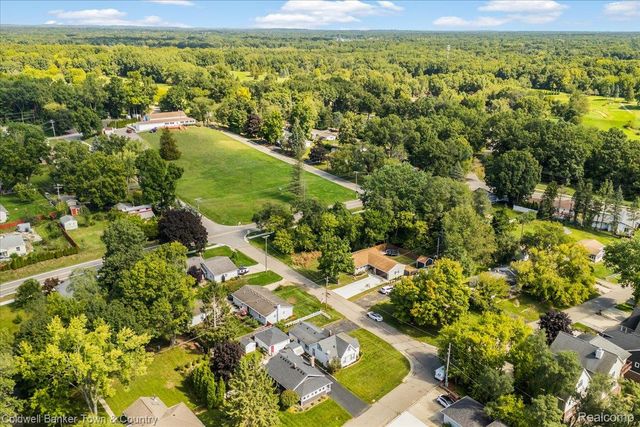 2710 Lakeridge, Wixom, MI 48393