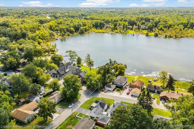 2710 Lakeridge, Wixom, MI 48393