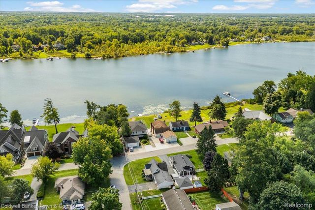 2710 Lakeridge, Wixom, MI 48393