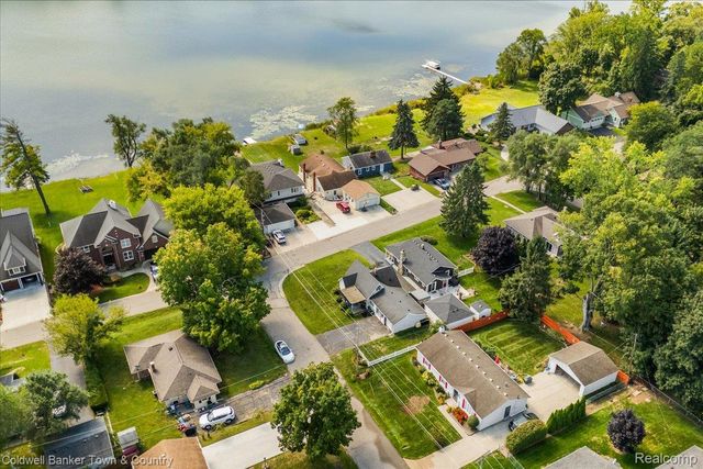 2710 Lakeridge, Wixom, MI 48393