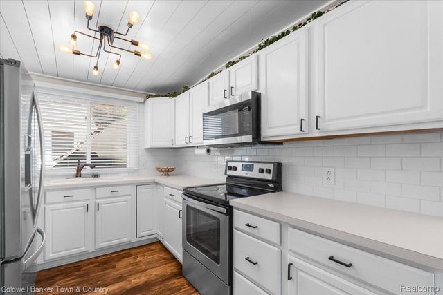 2710 Lakeridge, Wixom, MI 48393
