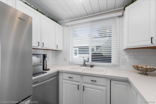 2710 Lakeridge, Wixom, MI 48393
