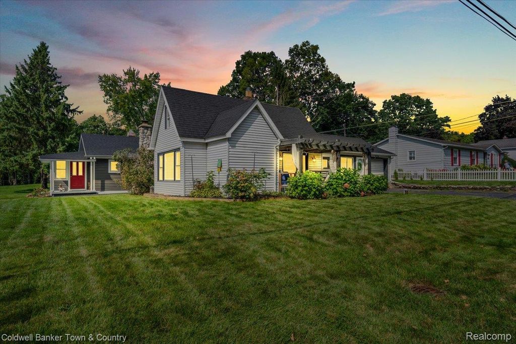 2710 Lakeridge, Wixom, MI 48393