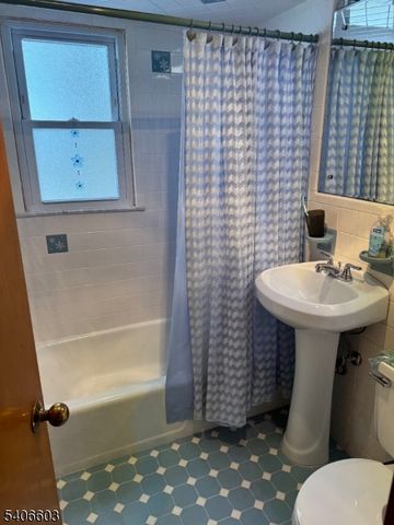 1502 Sunnyfield Dr, Linden City, NJ 07036