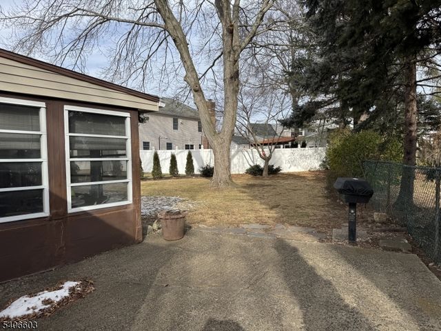 1502 Sunnyfield Dr, Linden City, NJ 07036