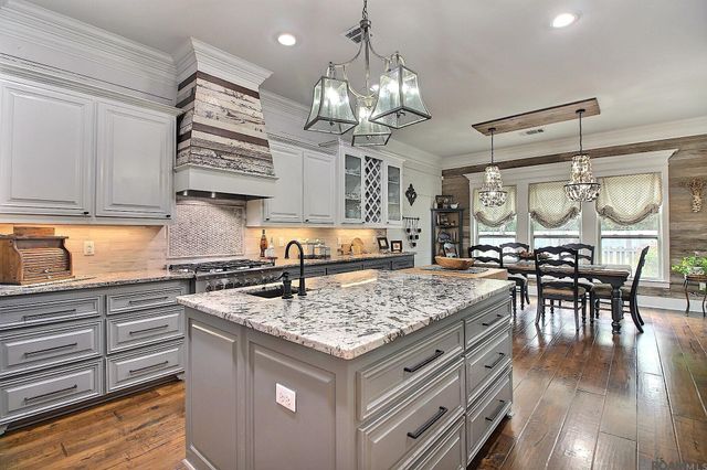 8042 Superior Dr, Denham Springs, LA 70726