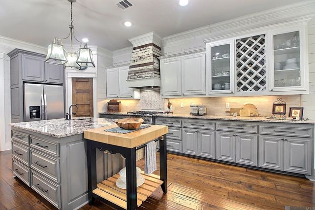 8042 Superior Dr, Denham Springs, LA 70726